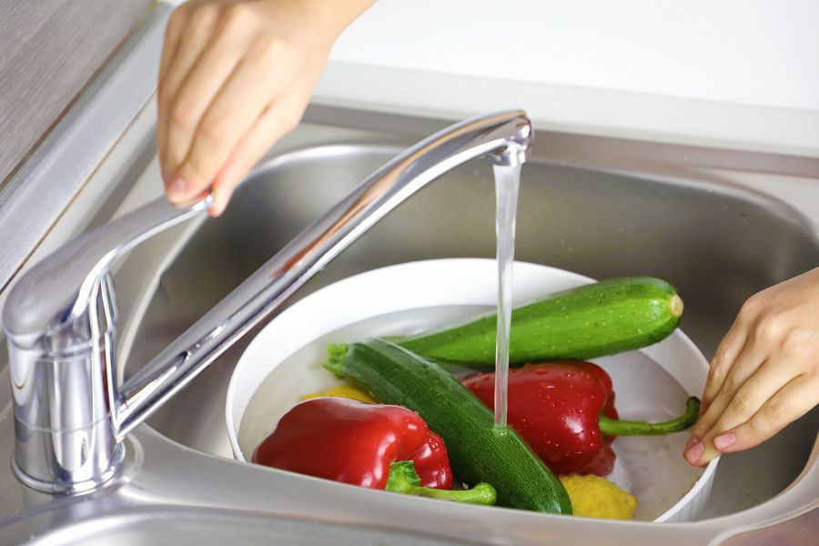 Mejor lavar las verduras en un bol y luego enjuagarlas para ahorrar agua