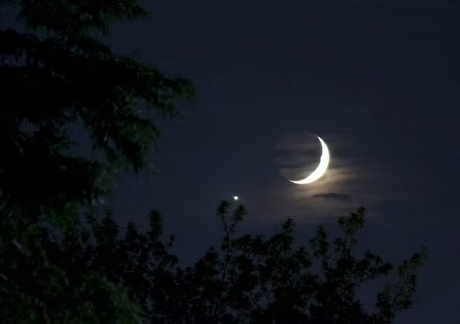 La luna creciente junto al brillante planeta Venus