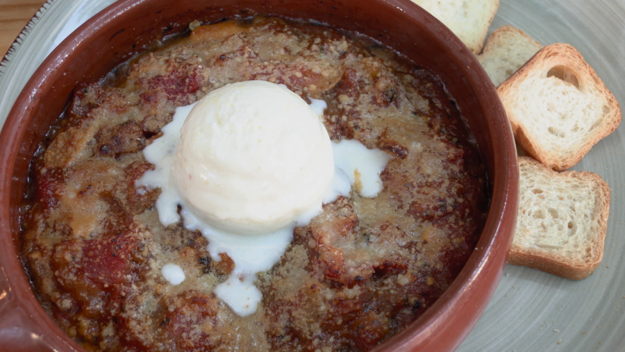 ¿El toque especial? ¡Una bola de helado de parmesano!