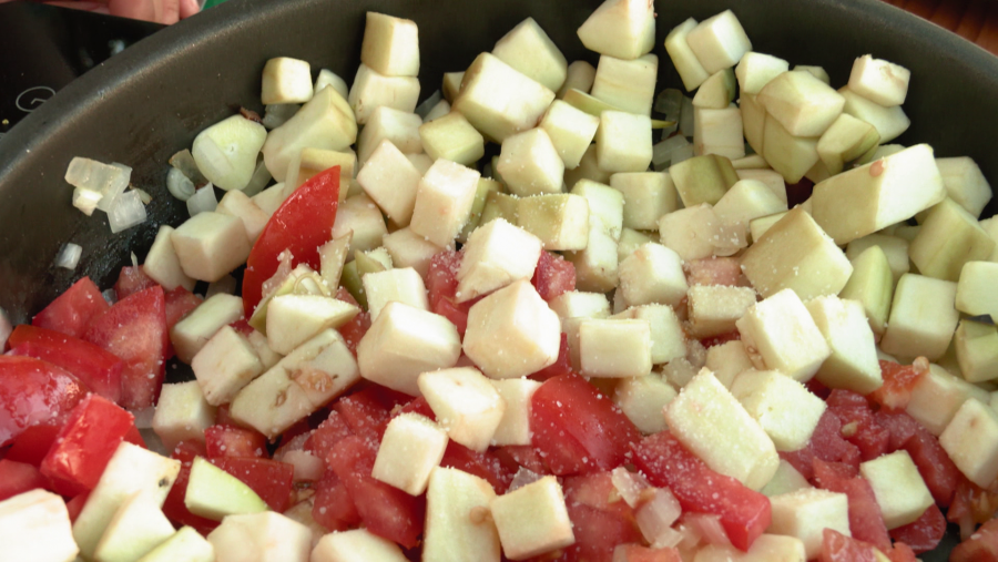 Cebolla, tomate y berenjena: los ingredientes básicos de esta receta