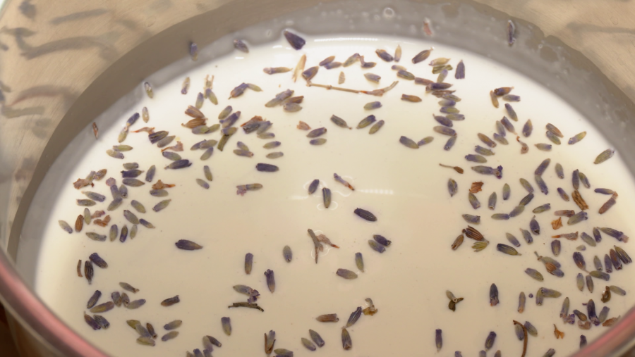 Aromatizamos la nata con flores de lavanda