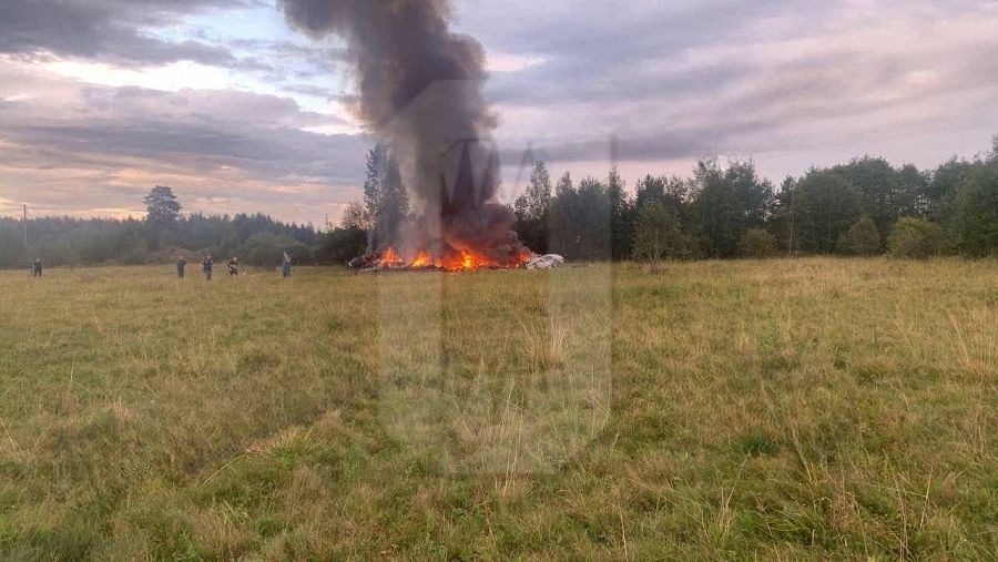 Los restos del avión en llamas tras el accidente aéreo en la región rusa de Tver