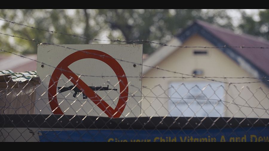 Una señal de prohibido rifles