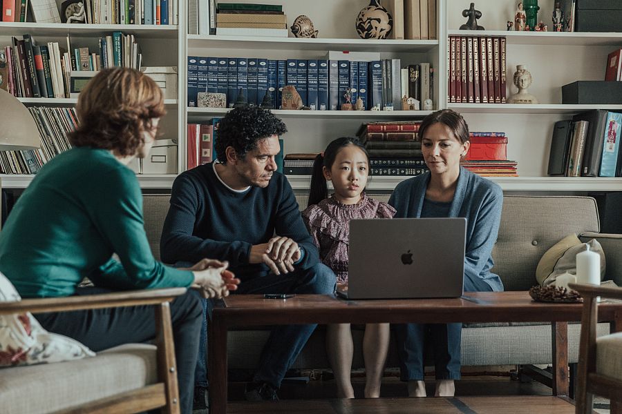 Pablo Molinero, Ella Qiu y Leonor Watling.