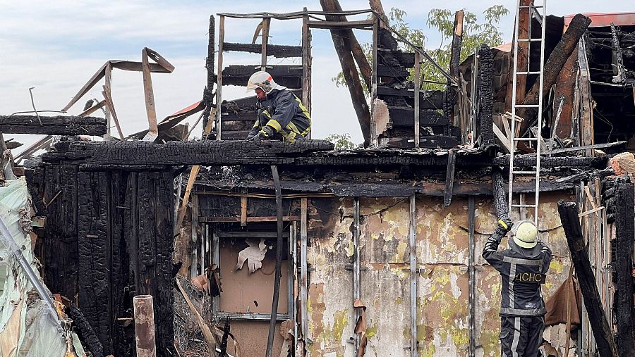 Los equipos de rescate trabajan tras ataque ruso en el pueblo de Tarasivka en la región de Kiev, Ucrania