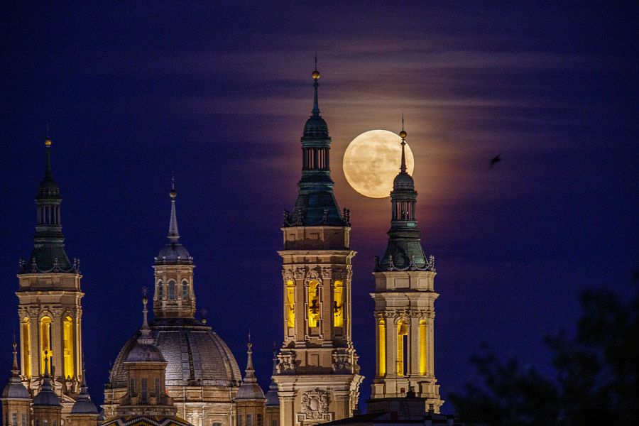 Superluna azul de agosto de 2023: sobre la basílica de El Pilar en Zaragoza