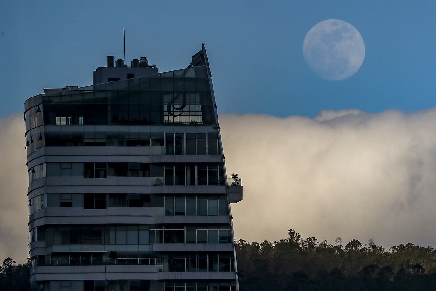 Superluna 'azul' de agosto: se levanta sobre el cielo de Quito