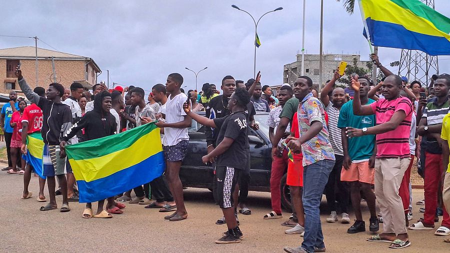 Diversas personas celebraban este pasado miércoles el golpe de Estado en las calles de Akanda, Gabón