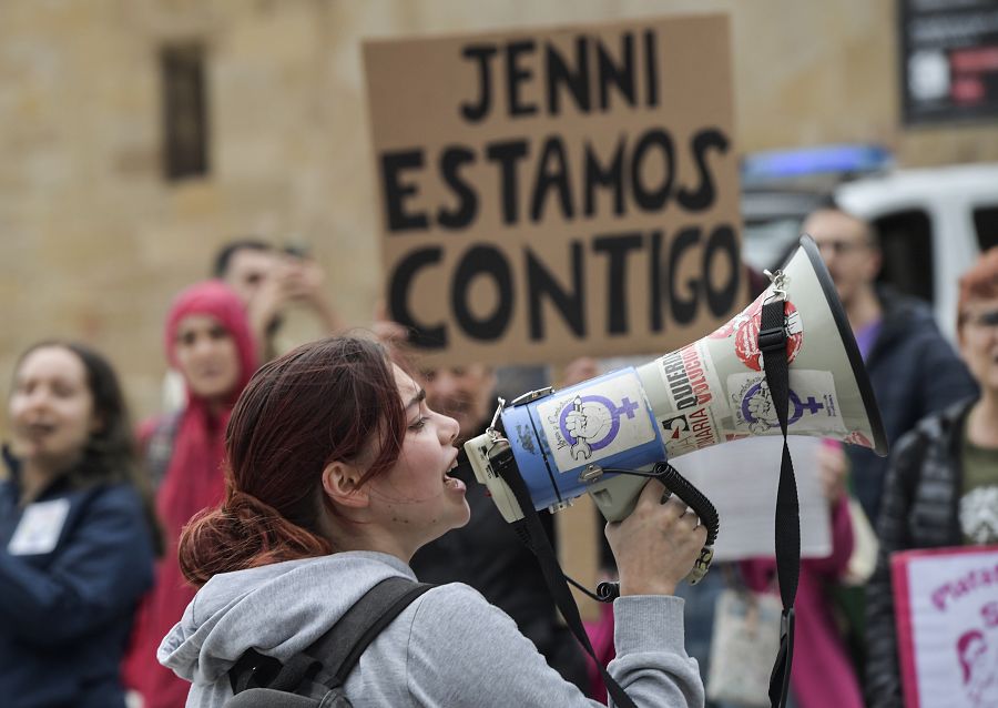 Una activista usa un megáfono en la Concentración en la Plaza del Marqués, GijónConcentración en la Plaza del Marqués, Gijón