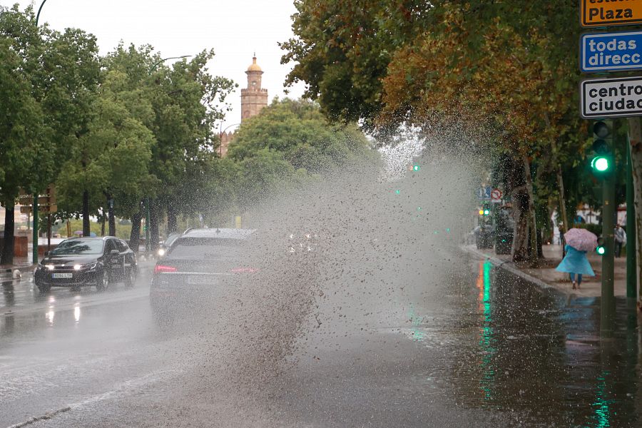 El 112 contabiliza más de 60 incidencias por la lluvia en Sevilla