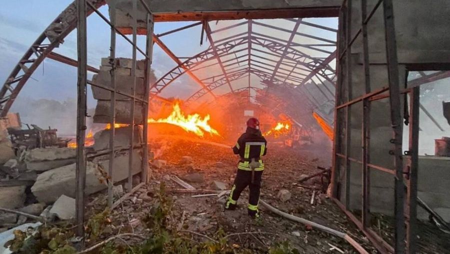 Bomberos trabajan en la región de Odesa tras bombardeo ruso. 4 de septiembre de 2023