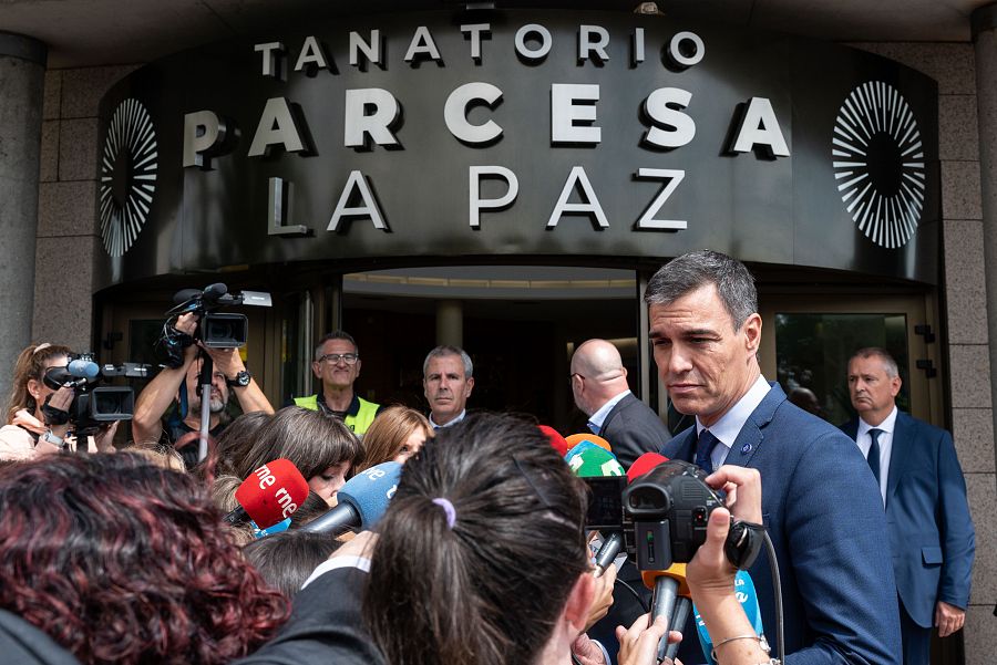 El presidente del Gobierno en funciones, Pedro Sánchez, a su salida del tanatorio de La Paz de Tres Cantos.