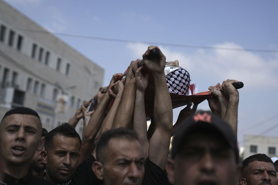 Varios palestinos llevan el cuerpo de Ezzedin Kanan, fallecido tras una operación del ejército israelí
