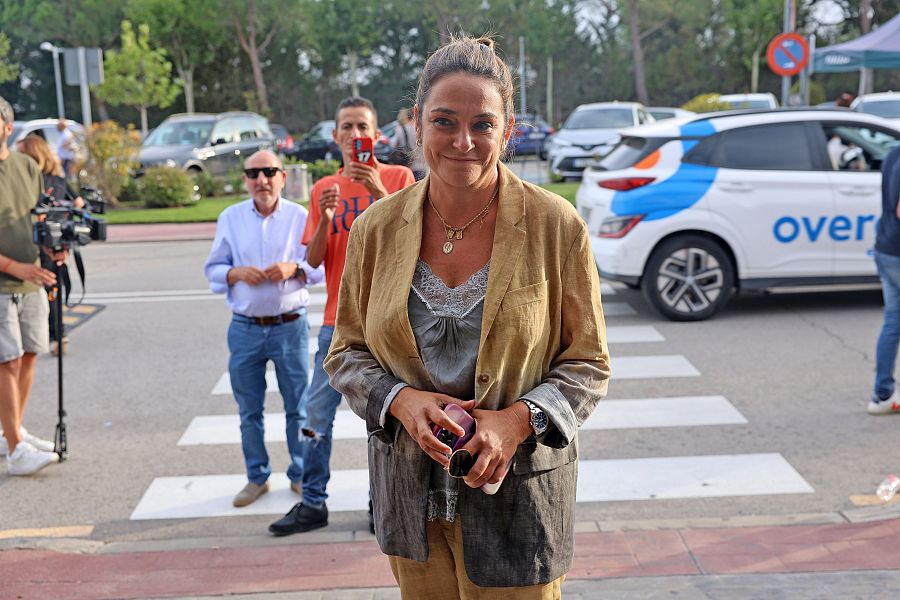 Toñi Moreno entrando al Tanatorio para despedirse de María Teresa Campos