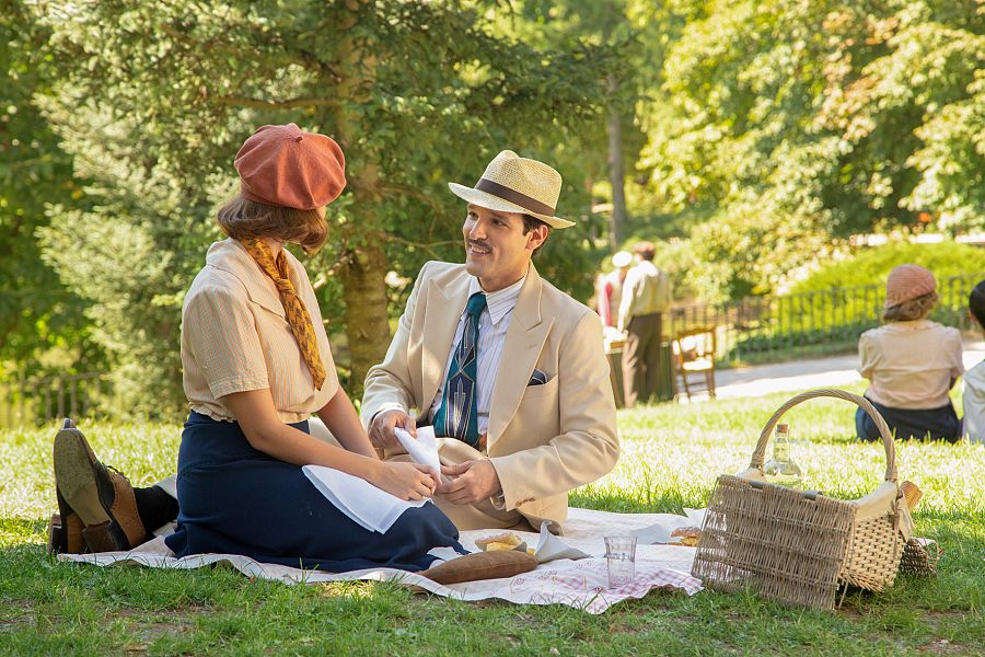 Helena Ezquerro y Almagro San Miguel en una escena del primer capítulo de 'Salón de té La Moderna'