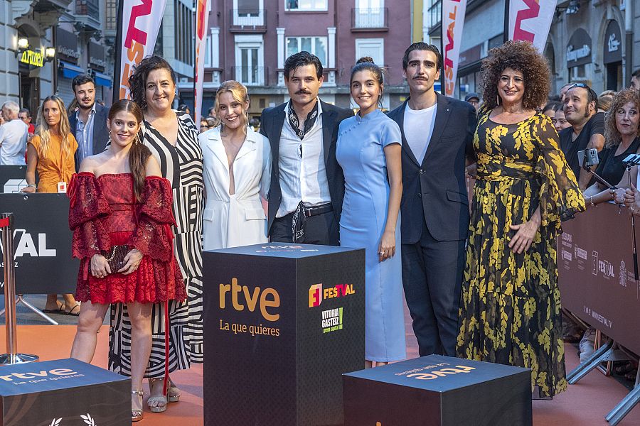Protagonistas de 'La Promesa' en la alfombra roja del FesTVal de Vitoria 2023