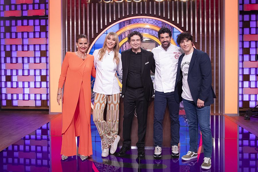 Samantha Vallejo-Nágera, Pepe Rodríguez y Jordi Cruz junto a Raquel Meroño y Miguel Ángel Muñoz en el primer programa de 'MasterChef Celebrity 8'