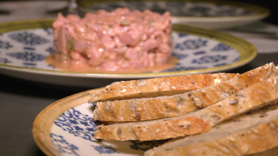 Acompaña tu tartar con unas rebanadas de pan