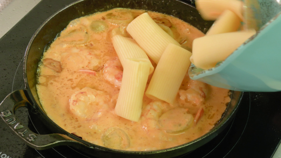 Incorporar la pasta y mezclarlo todo