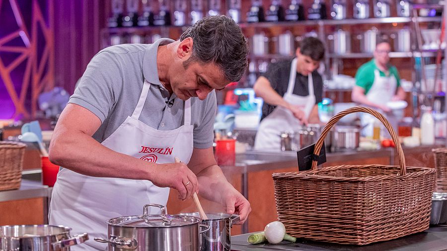 Jesulín de Ubrique cocinando en MasterChef Celebrity 8