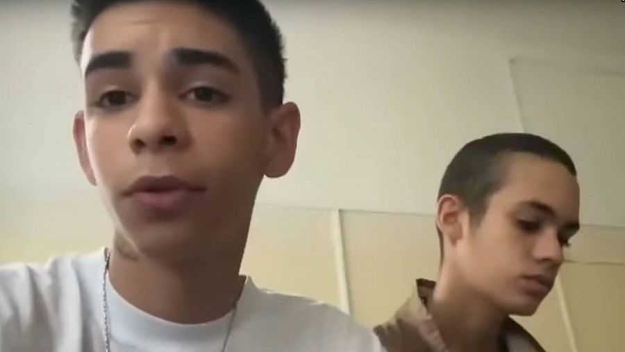 Captura del vídeo de los jóvenes cubanos Andorf Velazquez García y Alex Rolando Vegas Díaz, en Rusia. Fuente: https://www.youtube.com/@ALAINPAPARAZZICUBANO