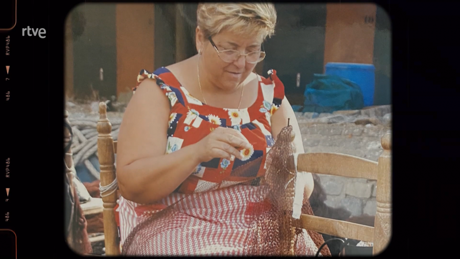 Una remendadora treballant al barri tarragoní del Serrallo