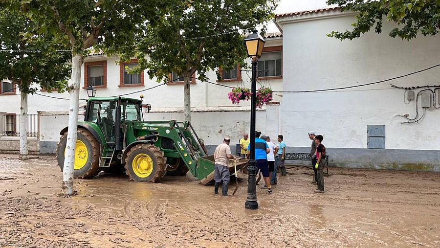 Labores de limpieza en Belmonte, Cuenca, tras la DANA
