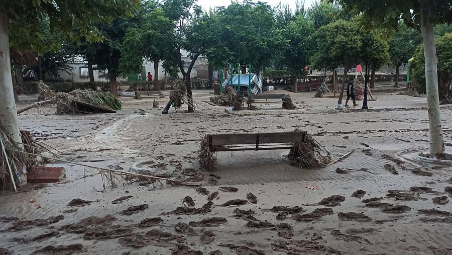 Un parque infantil en Yunclillos, Toledo, tras el paso de la DANA