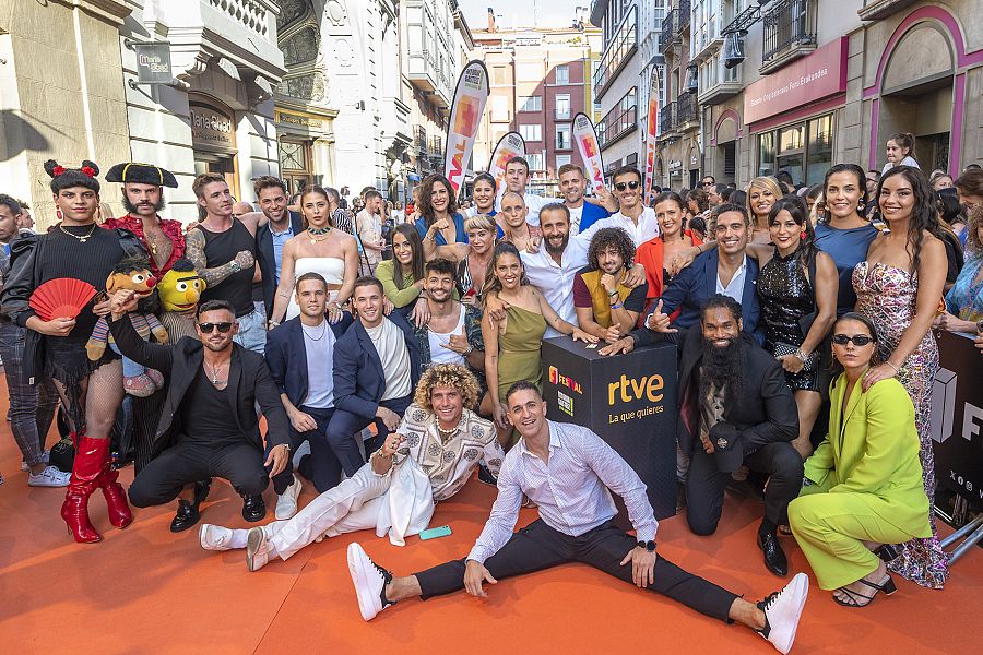  Concursantes de 'El Conquistador' en la alfombra naranja del FesTVal de Vitoria 2023
