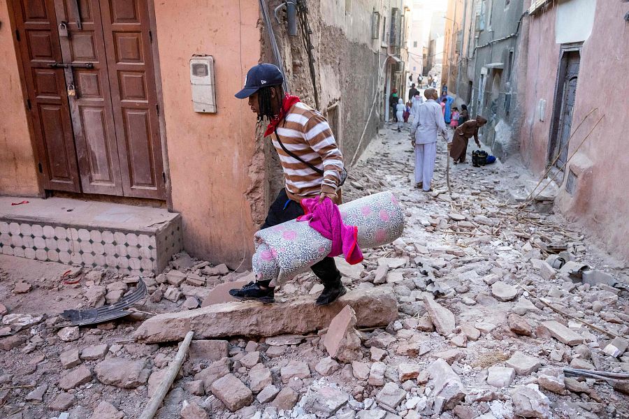 Terremoto en Marruecos: un hombre coge algunas pertenencias en Marrakech