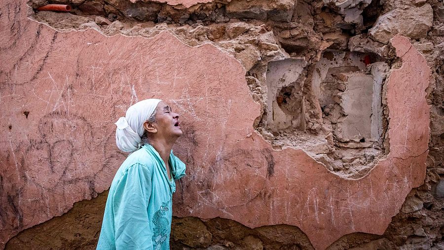 Terremoto en Marruecos: una mujer lamenta tras comprobar los daños en su casa en Marrakech