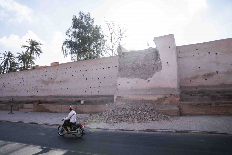 Terremoto en Marruecos: un hombre pasa delante de la parte de la muralla de la histórica ciudad de Marrakech se ha derrumbado