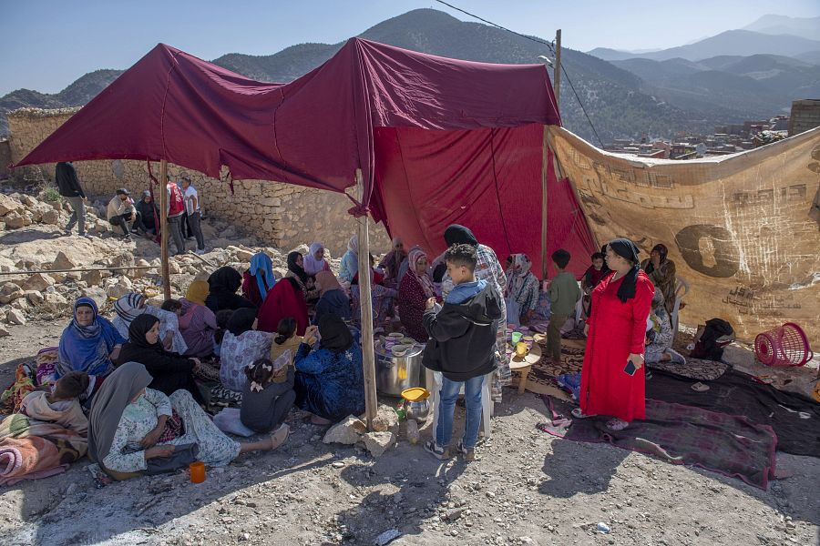 Un grupo de mujeres y niños se refugian bajo una tienda instalada tras el terremoto de 6,8 en Marruecos