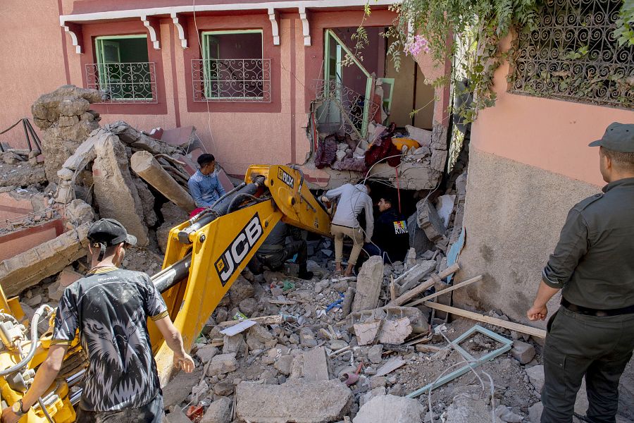 Imágenes del terremoto de Marruecos Varias personas buscan entre los escombros de un edificio dañado con la ayuda de una excavadora en Marrakech