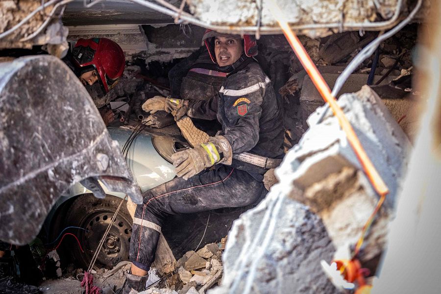 Terremoto en Marruecos: Equipos de rescate buscan contra reloj a supervivientes en un edificio de Molay Brahim, en la provincia de Al Haouz tras el fuerte terremoto