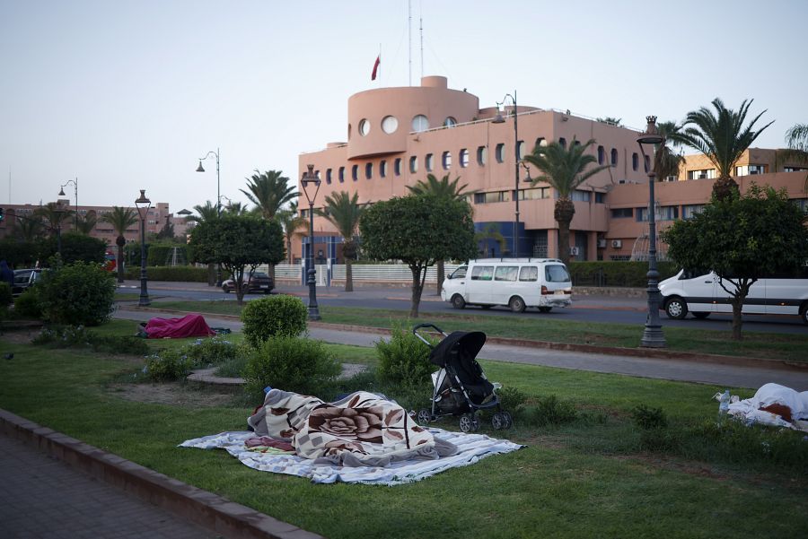 Varias personas con mantas han pasado la noche en la Avenida Mohammed VI de Marrakech