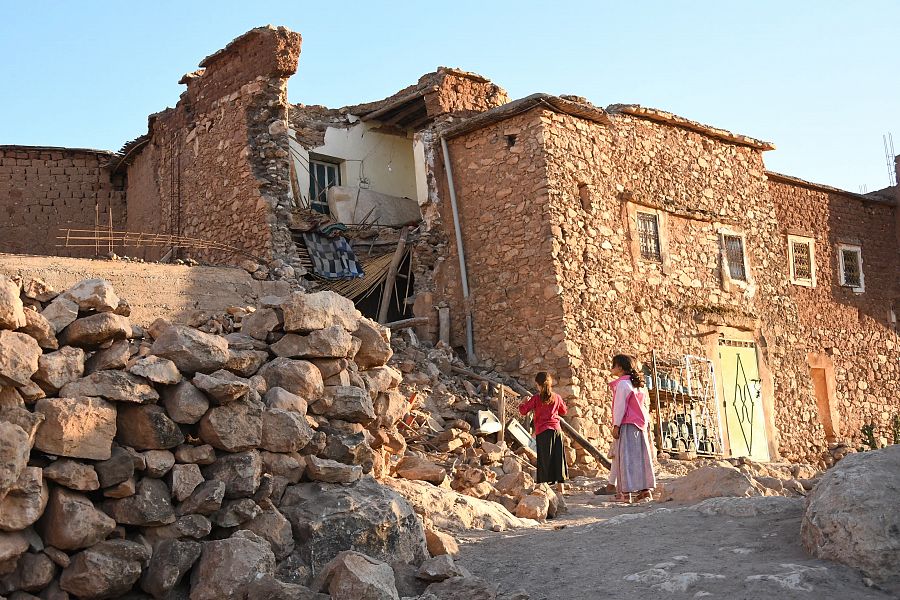Varios niños junto a un edificio dañado en Tahannaout, al pie de las montañas del Atlas en la provincia de Al Haouz