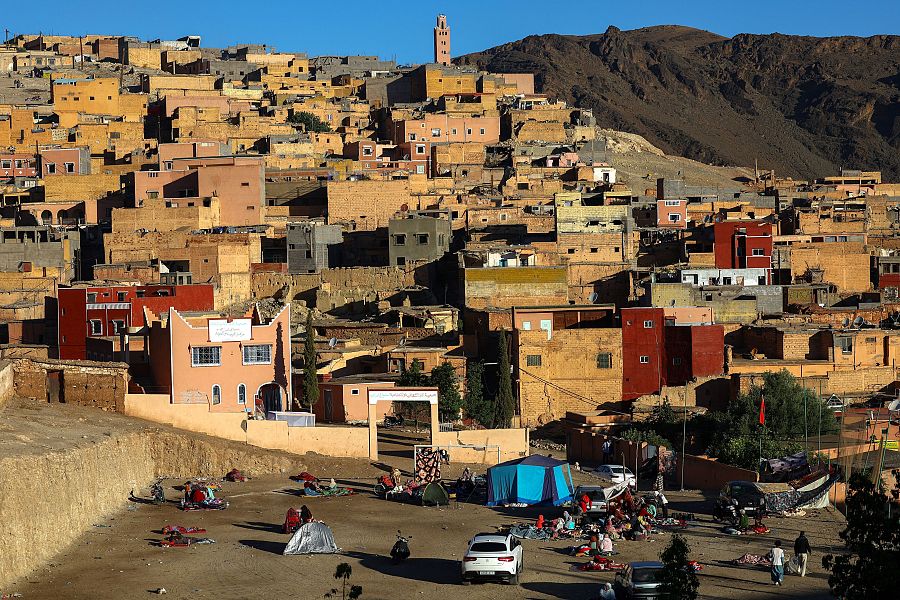 Decenas de personas han pasado la noche en un refugio temporal al aire libre al pue de la montaña de Moulay Brahim