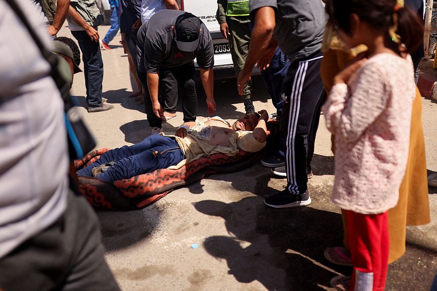 Imágenes del terremoto de Marruecos: Un hombre rescatado bajo los escombros de un edificio colapsado por el terremoto en Amizmiz