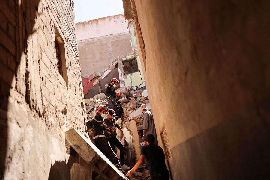 Imágenes del terremoto en Marruecos: Equipos de rescate trabajan entre los escombros en Amizmiz
