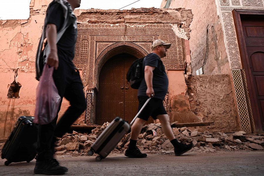 Un grupo de turistas lleva sus maletas por las calles de la medina de Marrakech, muy dañada por el seísmo.