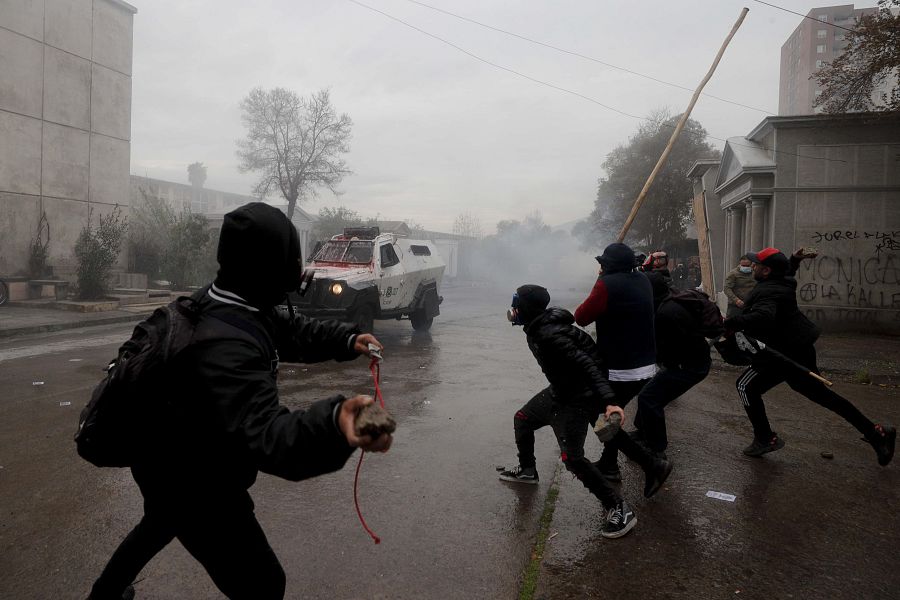 Manifestantes se enfrentan a la policía durante la marcha
