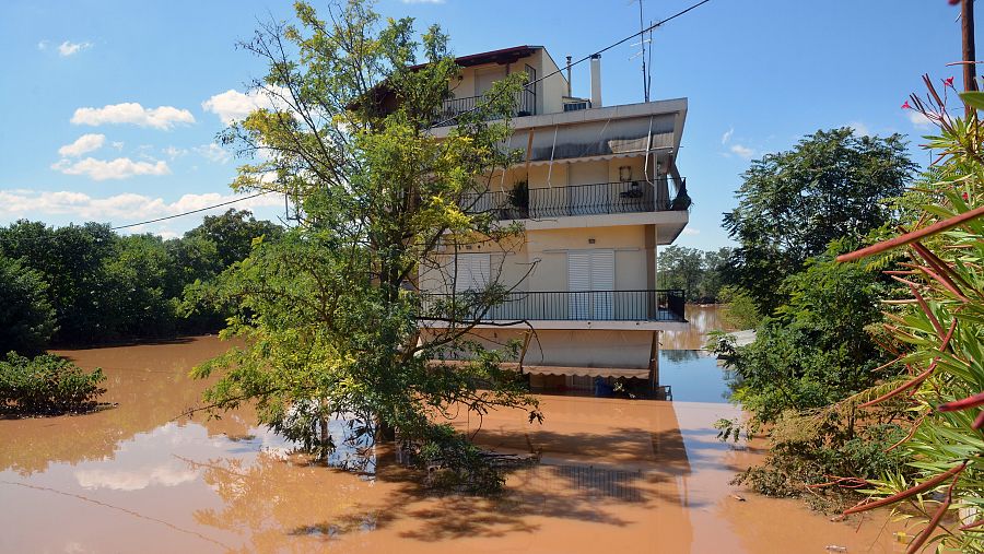 Las lluvias provocadas por el ciclón Daniel inundan una casa en Grecia