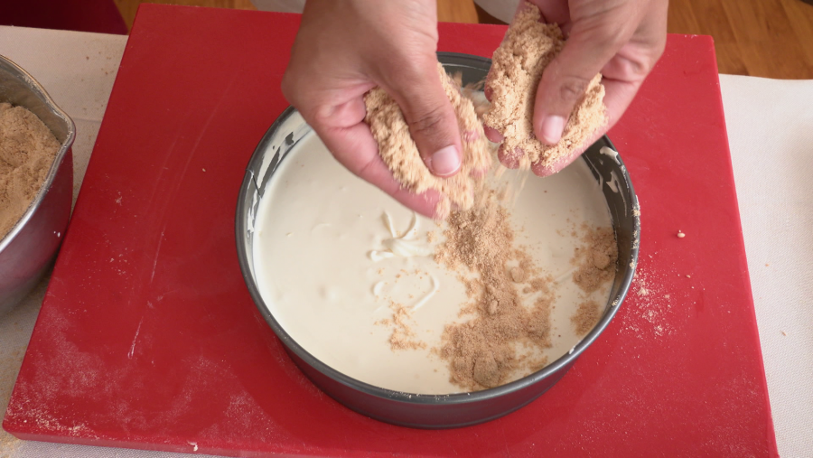 Montar la tarta en un molde circular sobreponiendo base de galleta triturada y la leche merengada