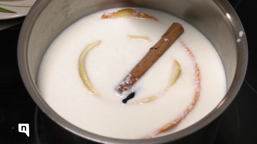 Hervir la leche junto a la cáscara de naranja y limón, la rama de canela, el azúcar y el toque de vainilla, elaborando una especie de leche merengada