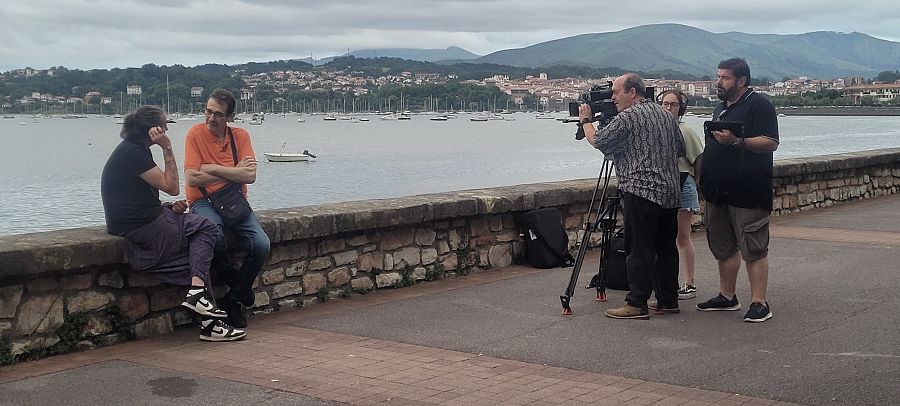 Iñaki Izaguirre y Chema de Isidro con el equipo de En Portada