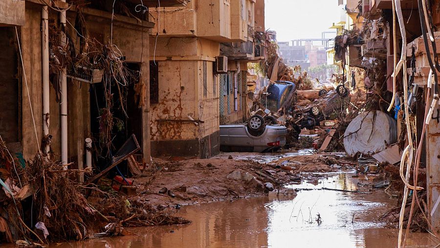 Varios coches entre los escombros en Derna, Libia