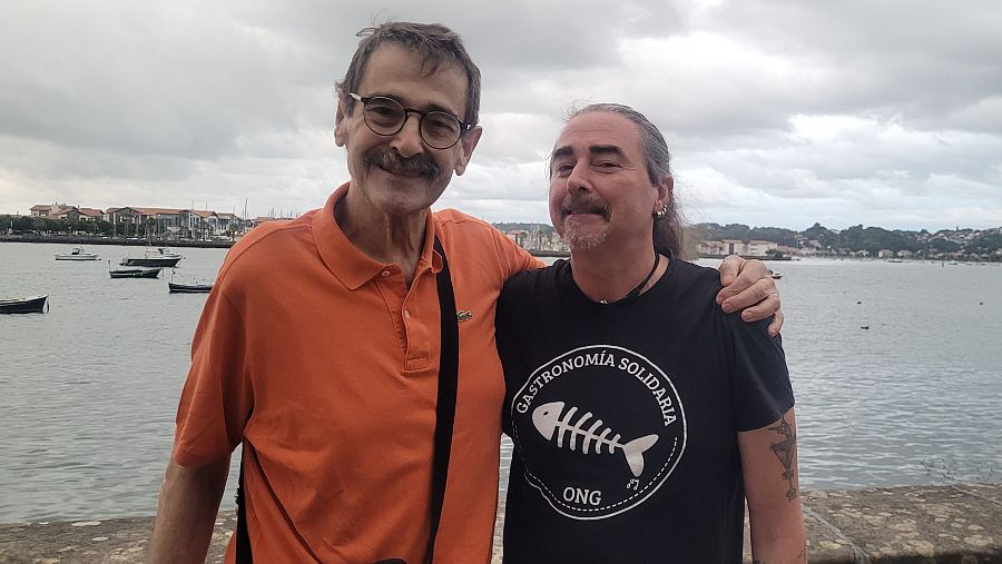 Iñaki Izaguirre y Chema de Isidro posan abrazados delante de la ría de Fuenterrabía.
