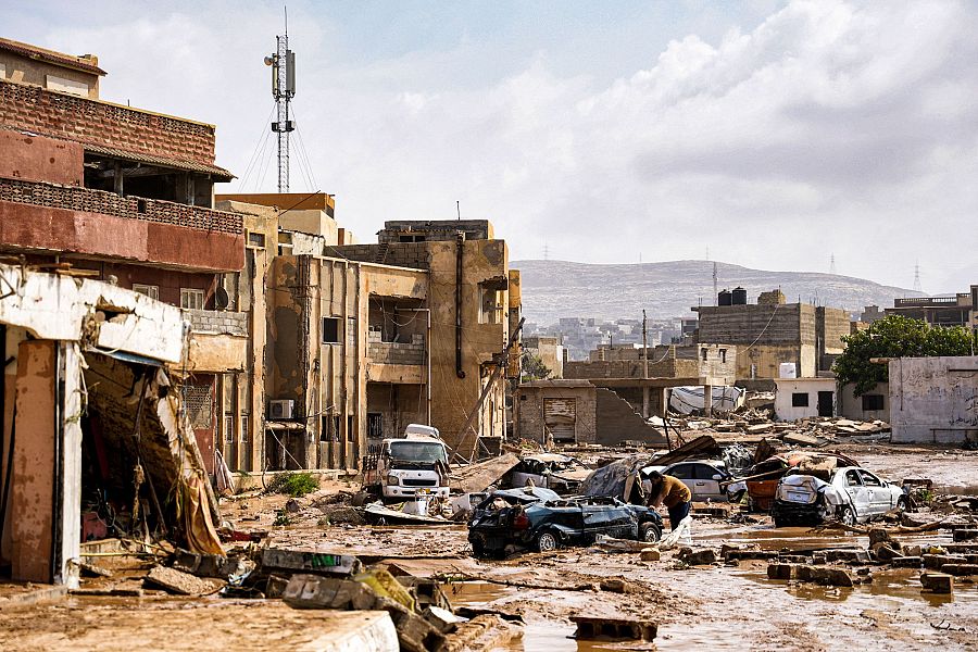 Vista de vehículos destruidos y edificios dañados en la ciudad oriental de Derna, a unos 290 kilómetros al este de Bengasi