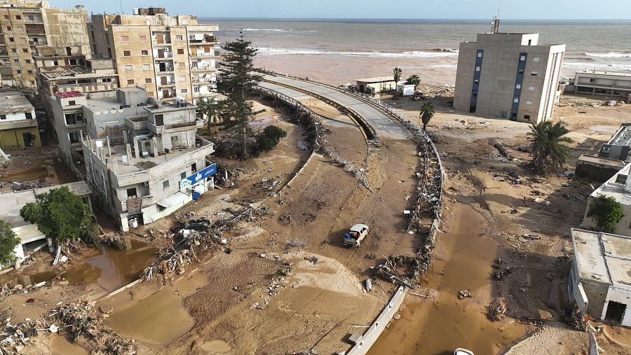 Una carretera destrozada en una ciudad libia tras el paso del ciclón Daniel
